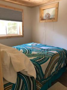 una camera con letto e finestra con ventilatore di Country Living a Gravenhurst