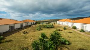 una vista aérea de un patio con casas en Hotel Santa Maria en Vila do Porto