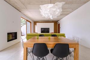 ein Esszimmer mit einem Tisch und einem grünen Sofa in der Unterkunft Casa Vari in Rovinj