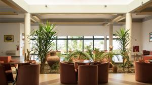 a large room filled with lots of green plants at Hotel Santa Maria in Vila do Porto