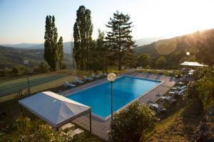 Bazén v ubytování Locanda di Praticino nebo v jeho okolí