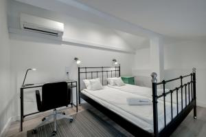 1 dormitorio con cama, escritorio y silla en Zamkowa15 Apartments en Cracovia