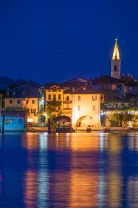 una città illuminata di notte con una chiesa di Appartamento Cristina a Stresa