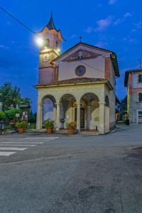 eine Kirche mit einem Uhrturm darüber in der Unterkunft Appartamento Cristina in Stresa