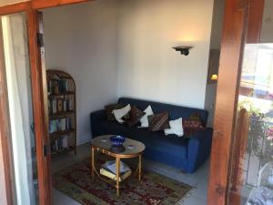 カルカンにあるClub Patara Villas 222のリビングルーム(青いソファ、テーブル付)