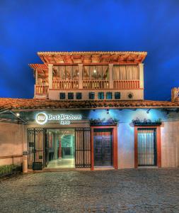a building with a sign that reads desert design at Best Western Taxco in Taxco de Alarc&oacute;n