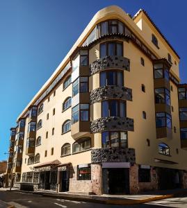 um edifício amarelo com um topo redondo em Hotel Hacienda Puno Centro Histórico em Puno