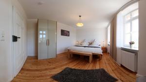 Schlafzimmer mit einem Bett und Holzboden in der Unterkunft Altes Lörscher Winzerhaus in Mehring
