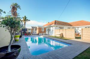 una piscina davanti a una casa di Emabaleni Guest House PTY LTD a Port Elizabeth