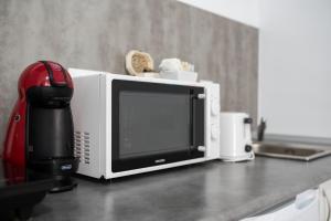 a microwave sitting on top of a kitchen counter at Apartamentos Turísticos Domus Seleqtia Plaza Mayor in Cáceres
