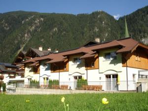 un gran edificio con una montaña en el fondo en Chalet Helene en Mayrhofen
