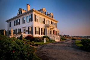 una gran casa blanca con entrada en Ocean House Hotel at Bass Rocks, en Gloucester