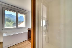 baño con ducha y ventana en El Secret de la Forada Adult Only en Benissiva