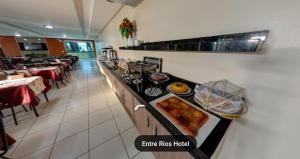Picos的住宿－Entre Rios Hotel，餐厅的自助餐,包括餐桌上的食品