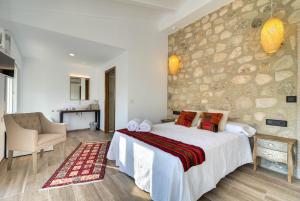 
A bed or beds in a room at El Secret de la Forada Adult Only
