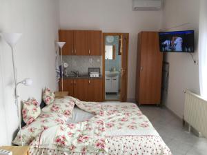 Postel nebo postele na pokoji v ubytování Csók Apartmanház