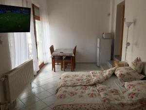Postel nebo postele na pokoji v ubytování Csók Apartmanház