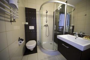 グジボボにあるVilla Maritimaのバスルーム(洗面台、トイレ、シャワー付)