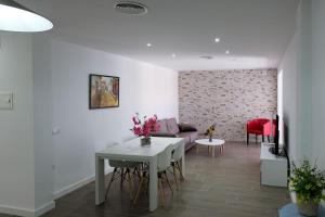 a living room with a table and a couch at El Ventanal de Almagro in Almagro