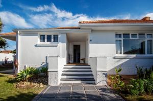 una casa bianca con un sentiero di Emabaleni Guest House PTY LTD a Port Elizabeth