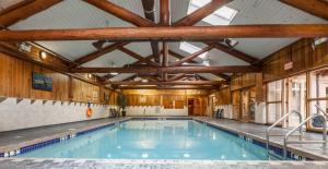 Bazén v ubytování Tigh-Na-Mara Seaside Spa Resort nebo v jeho okolí