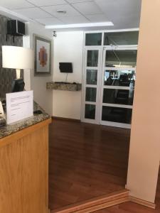 poczekalnia z biurkiem i oknem w obiekcie Hotel Zafra w mieście Torreón