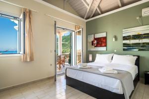 Aktes villas في فاسيليكي: غرفة نوم بسرير كبير وبلكونة
