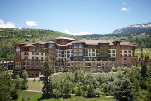 um grande edifício no meio de uma montanha em Viceroy Snowmass em Snowmass Village