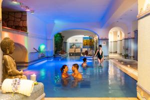 - un groupe de personnes dans la piscine d'un hôtel dans l'établissement Sorriso Thermae Resort & Spa, à Ischia