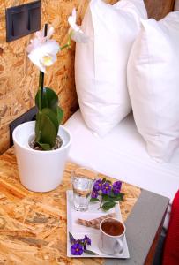 einen Tisch mit einem Tablett mit einer Blume auf dem Bett in der Unterkunft Pitahaya Mutfak in Göltürkbükü