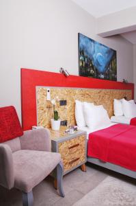 ein Hotelzimmer mit einem Bett und einem Stuhl in der Unterkunft Pitahaya Mutfak in Göltürkbükü