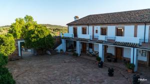 una vista aérea de una casa blanca con patio en Molino La Nava, en Montoro