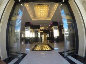 - un hall avec un lustre au milieu d'un bâtiment dans l'établissement Virginia Hotel, à Amman