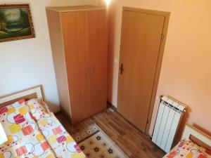 sypialnia z łóżkiem, szafą i drzwiami w obiekcie SAŠA w mieście Kolašin