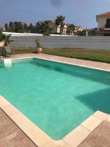 ein großer Pool mit blauem Wasser im Hof in der Unterkunft Limni Pool House B in Larnaka