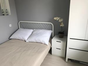 Кровать или кровати в номере Wyspa Uznam - Kwartał Róży Wiatrów