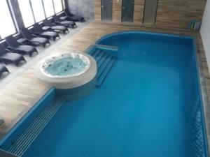 Bazén v ubytovaní Apartament Limonkowy Kołobrzeg Podczele alebo v jeho blízkosti
