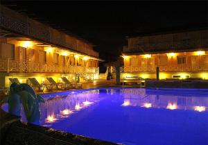 una gran piscina por la noche con luces en Sun Galicia Hotel y Apartamentos, en Sanxenxo