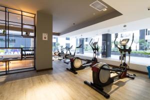a gym with several treadmills and elliptical machines at Suites Metropoli Bristol Parc in Quito