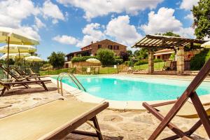 Bazén v ubytování Agriturismo & Cantina Tenuta Casteani nebo v jeho okolí