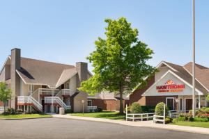 Blick auf die Vorderseite eines Marriott Hotels in der Unterkunft Hawthorn Suites by Wyndham Tinton Falls in Tinton Falls