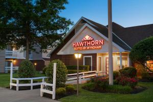 uma pousada com um sinal que lê hawium smiles myanmar em Hawthorn Suites by Wyndham Tinton Falls em Tinton Falls