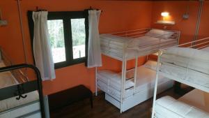 Zimmer mit Etagenbett, 2 Etagenbetten und einem Fenster in der Unterkunft O Albergue in Lugo