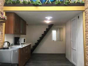 uma cozinha com uma escada que leva até um quarto em Pastera apartments. em Odessa