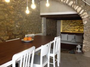 SalsadellaにあるCal Matiner Casa Rural ***のダイニングルーム(木製テーブル、白い椅子付)