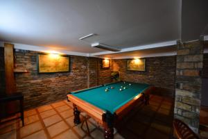 Biliár nebo kulečník v ubytování Apartments & Accommodation Stojic