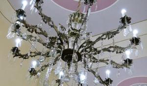 una lámpara de araña está colgando del techo en Azcami Boutique Hotel, en Puebla