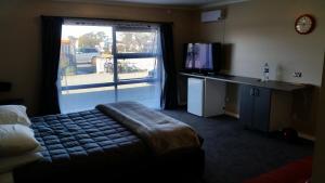 TV a/nebo společenská místnost v ubytování Moeraki Boulders Motel