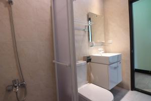 een badkamer met een toilet, een wastafel en een douche bij Rgb in Hualien