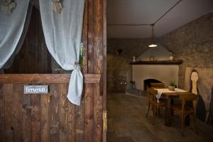 
a room with a table, chairs, and a door at Una Volta in Cava deʼ Tirreni

